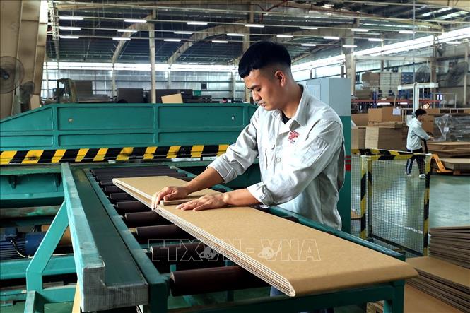Máy up-down tạo nếp gấp sản phẩm. Ảnh: Tuấn Anh – TTXVN