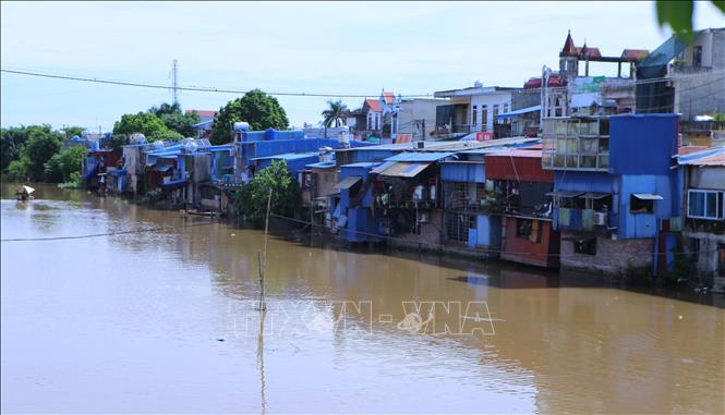 Các công trình xây dựng, cơi nới trái phép làm ảnh hưởng đến dòng chảy tại xã Hồng Quang, huyện Nam Trực. Ảnh: Công Luật - TTXVN