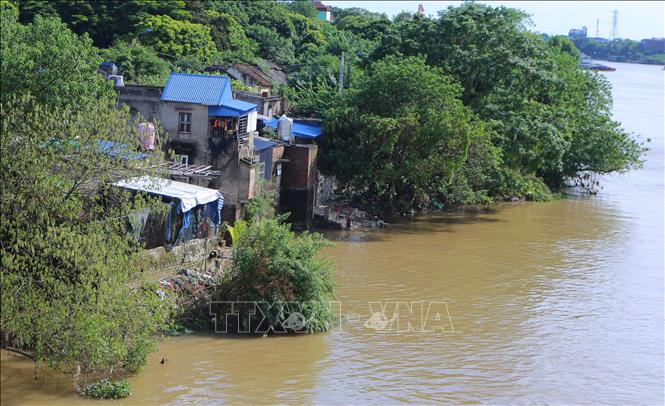 Xây dựng công trình làm ảnh hưởng đến dòng chảy tại phường Cửa Nam, thành phố Nam Định. Ảnh: Công Luật - TTXVN