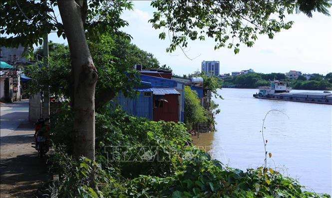 Xây dựng công trình làm ảnh hưởng đến dòng chảy tại phường Cửa Nam, thành phố Nam Định. Ảnh: Công Luật - TTXVN
