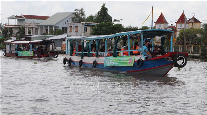 River ecotourism is one of the key tourism attractions of Nga Bay city. VNA Photo: Hồng Thái
