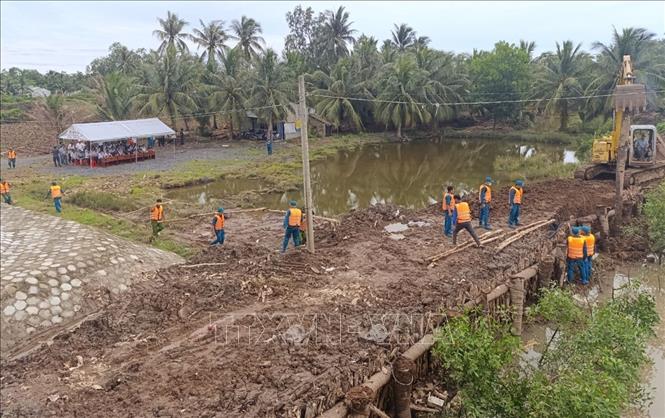 Diễn tập phòng chống sạt lở ở huyện Cù Lao Dung (tỉnh Sóc Trăng) nhằm chủ động ứng phó với tình trạng sạt lở đê sông diễn ra phức tạp. Ảnh: Tuấn Phi-TTXVN