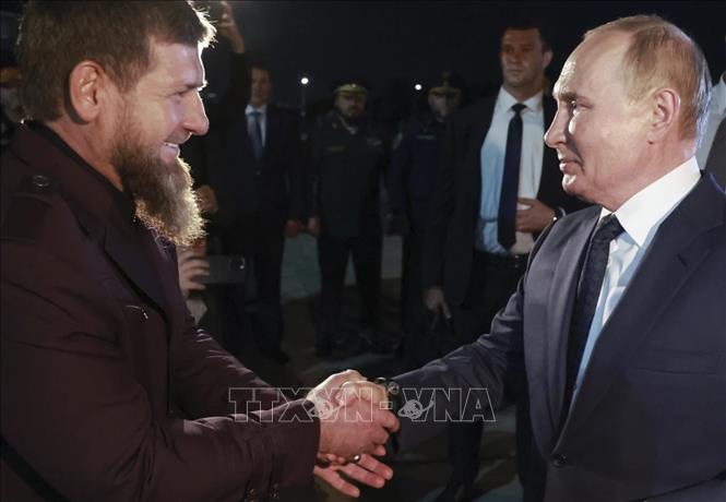Người đứng đầu Cộng hòa Chechnya (trái) đón Tổng thống Nga Vladimir Putin tại sân bay ở thành phố Grozny tối 20/8/2024. Ảnh: AP/TTXVN