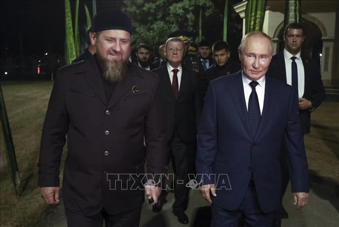 Người đứng đầu Cộng hòa Chechnya (trái) tiếp Tổng thống Nga Vladimir Putin tối 20/8/2024. Ảnh: AP/TTXVN