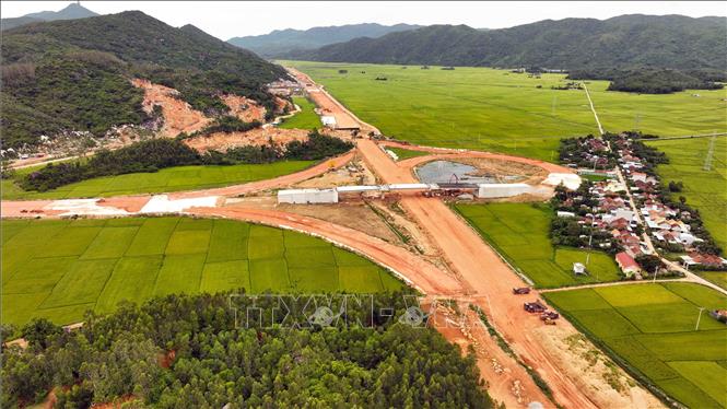 Điểm đầu của cao tốc Chí Thạnh – Vân Phong đoạn đi qua thị trấn Chí Thạnh, huyện Tuy An, tỉnh Phú Yên. Ảnh: Vũ Sinh - TTXVN