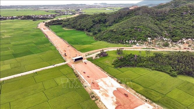 Cao tốc Chí Thạnh – Vân Phong đoạn qua địa bàn tỉnh Phú Yên dài 24km. Ảnh: Vũ Sinh - TTXVN