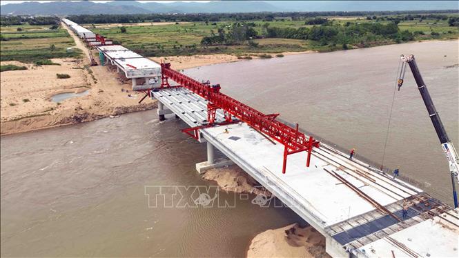 Thi công cầu Đà Rằng trên địa bàn thành phố Tuy Hòa, tỉnh Phú Yên. Ảnh: Vũ Sinh - TTXVN
