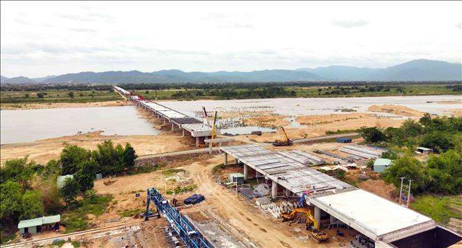 Thi công cầu Đà Rằng trên địa bàn thành phố Tuy Hòa, tỉnh Phú Yên. Ảnh: Vũ Sinh - TTXVN