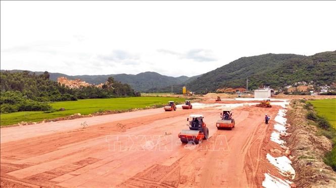 Cao tốc Chí Thạnh – Vân Phong đang được các đơn vị thi công đẩy nhanh tiến độ. Ảnh: Vũ Sinh - TTXVN