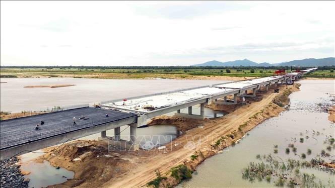 Thi công cầu Đà Rằng trên địa bàn thành phố Tuy Hòa (Phú Yên). Ảnh: Vũ Sinh – TTXVN
