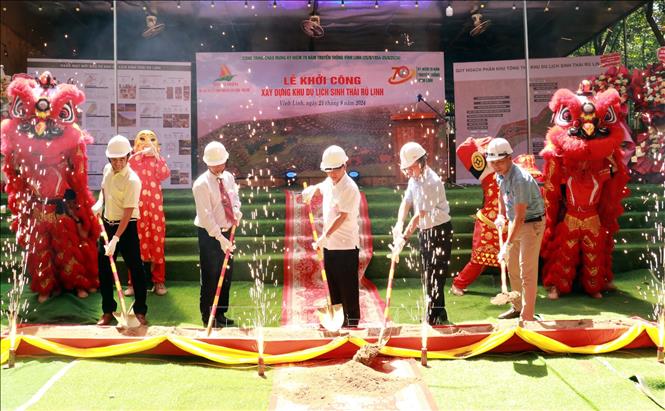 Các đại biểu thực hiện nghi thức khởi công xây dựng Khu du lịch sinh thái Rú Lịnh ở Vĩnh Linh (Quảng Trị). Ảnh: Nguyên Linh - TTXVN