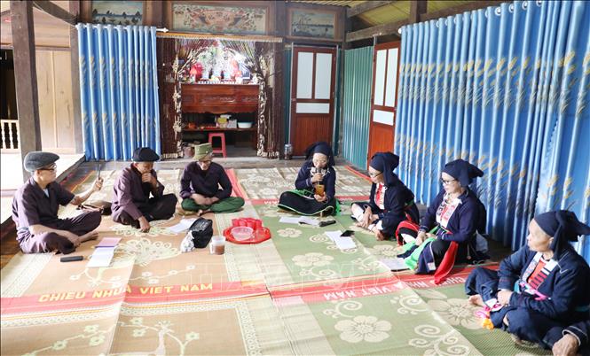 Một buổi sinh hoạt của Câu lạc bộ hát Sấng Cọ xã Yên Lạc. Ảnh: Hoàng Nguyên - TTXVN 