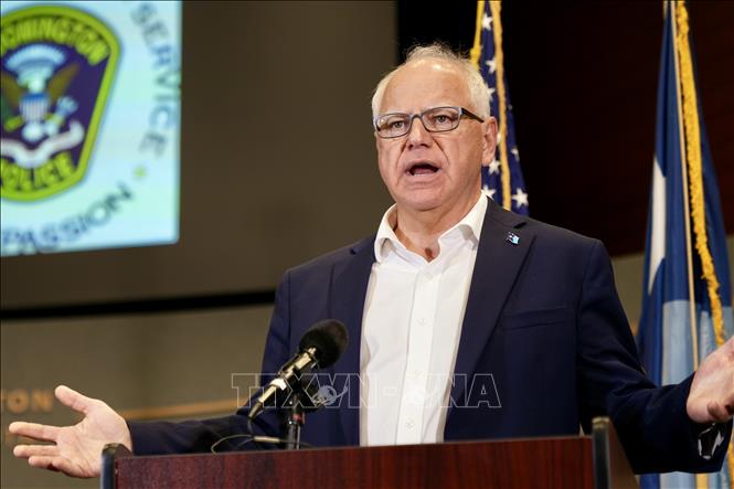 Bầu cử Mỹ 2024: Ông Tim Walz chính thức trở thành ứng cử viên Phó Tổng thống của đảng Dân chủ - Ảnh thời sự quốc tế - Chính trị-Quân sự -