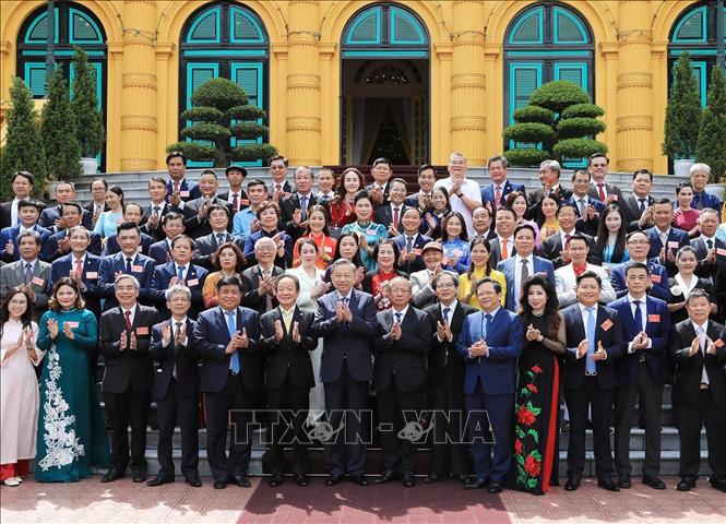 Tổng Bí thư, Chủ tịch nước Tô Lâm chụp ảnh chung với đại biểu Hiệp hội Doanh nghiệp nhỏ và vừa Việt Nam. Ảnh: Lâm Khánh - TTXVN