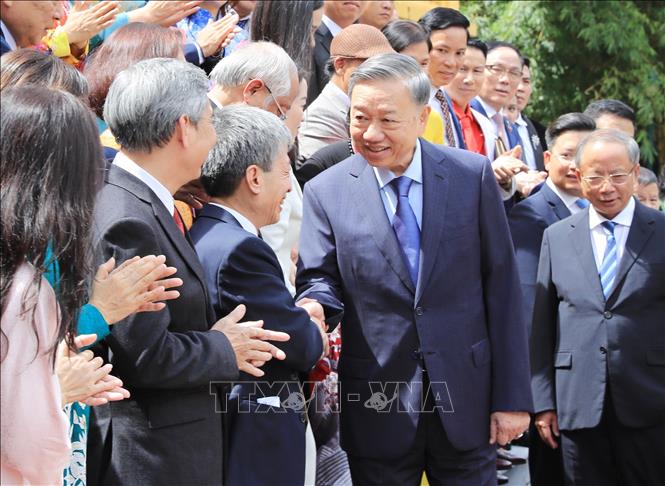  Tổng Bí thư, Chủ tịch nước Tô Lâm với đại biểu doanh nghiệp nhỏ và vừa Việt Nam. Ảnh: Lâm Khánh - TTXVN