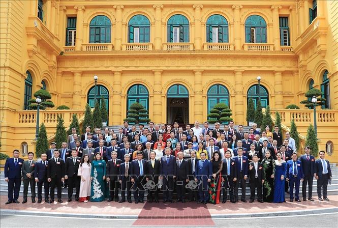 Tổng Bí thư, Chủ tịch nước Tô Lâm chụp ảnh chung với đại biểu Hiệp hội Doanh nghiệp nhỏ và vừa Việt Nam. Ảnh: Lâm Khánh - TTXVN