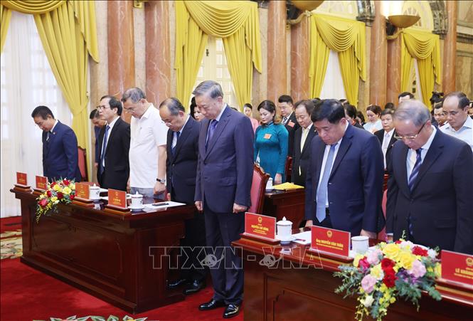Tổng Bí thư, Chủ tịch nước Tô Lâm và các đại biểu tưởng niệm cố Tổng Bí thư Nguyễn Phú Trọng. Ảnh: Lâm Khánh - TTXVN