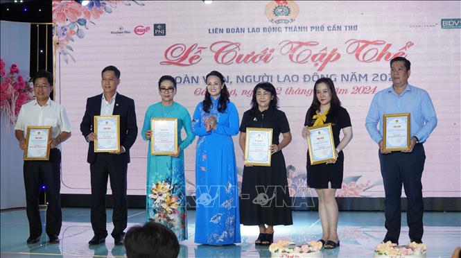 Trao Thư cảm ơn đến các nhà tài trợ. Ảnh: TTXVN phát              