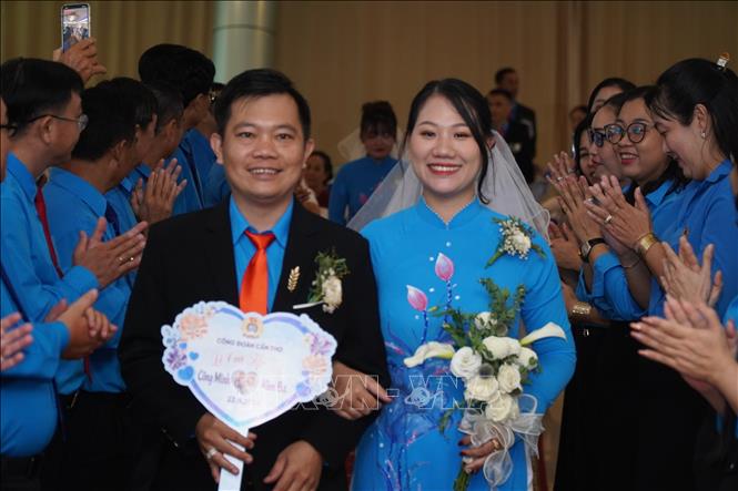 Các cặp đôi rạng ngời trong ngày hạnh phúc. Ảnh: TTXVN phát              