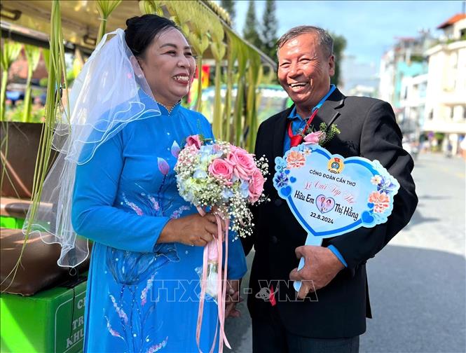 Một số cặp đôi đã về ở bên nhau hơn 20 năm nhưng vẫn chưa có điều kiện tổ chức đám cưới cho mình. Ảnh: TTXVN phát