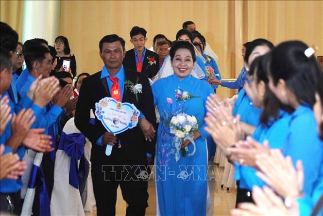 Các cặp đôi rạng ngời trong ngày hạnh phúc. Ảnh: Ánh Tuyết - TTXVN              