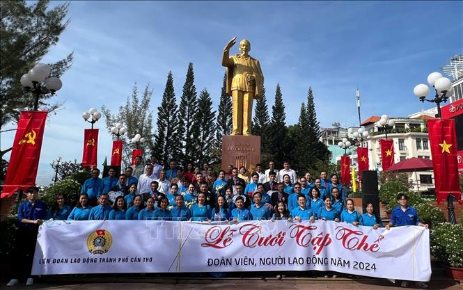 Các cặp đôi cùng đại diện LĐLĐ thành phố Cần Thơ thực hiện nghi thức dâng hương tượng đài Chủ tịch Hồ Chí Minh tại bến Ninh Kiều. Ảnh: TTXVN phát