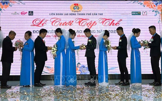 Các cặp đôi trao nhẫn cho nhau. Ảnh: TTXVN phát