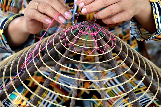 Công đoạn làm mô (khung) nón lá Thới Lai. Ảnh: Thu Hiền - TTXVN
