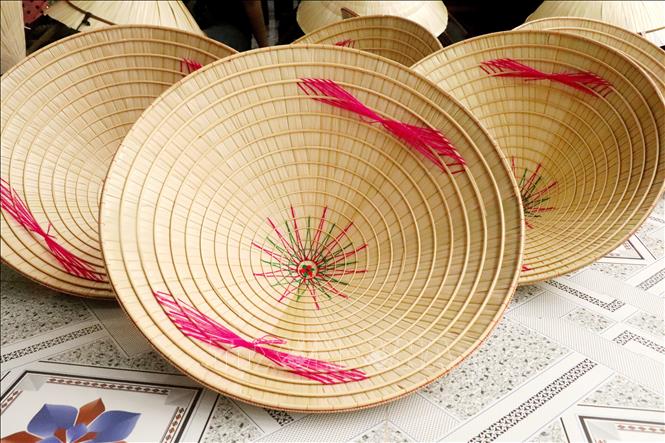 Mỗi chiếc nón lá ở Thới Lai, Cần Thơ được bán với giá từ 50.000 đến 120.000 đồng tùy loại. Ảnh: Thu Hiền - TTXVN