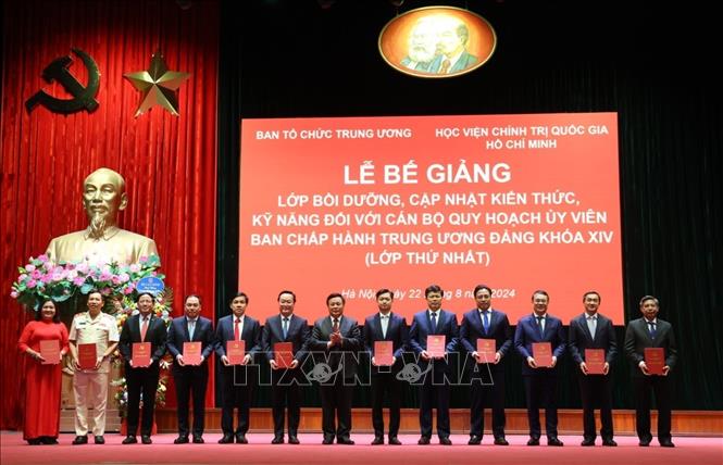 GS.TS Nguyễn Xuân Thắng, Giám đốc Học viện Chính trị quốc gia Hồ Chí Minh, Chủ tịch Hội đồng Lý luận Trung ương trao Giấy chứng nhận cho các học viên. Ảnh: Văn Điệp - TTXVN