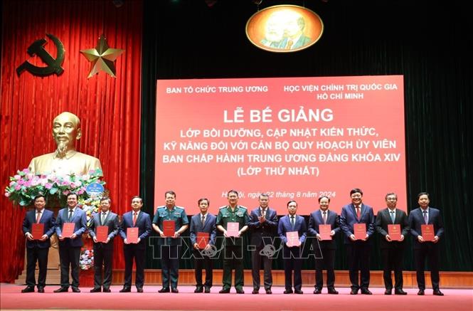 Trưởng Ban Tổ chức Trung ương Lê Minh Hưng, Trưởng Ban Chỉ đạo Lớp học trao Giấy chứng nhận cho các học viên. Ảnh: Văn Điệp - TTXVN