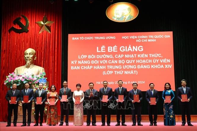 GS.TS Nguyễn Xuân Thắng, Giám đốc Học viện Chính trị quốc gia Hồ Chí Minh, Chủ tịch Hội đồng Lý luận Trung ương trao Giấy chứng nhận cho các học viên. Ảnh: Văn Điệp - TTXVN