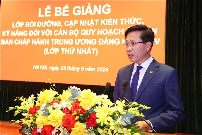 PGS.TS Hoàng Phúc Lâm, Phó Giám đốc Học viện Chính trị quốc gia Hồ Chí Minh công bố Quyết định công nhận tốt nghiệp và cấp chứng nhận tốt nghiệp. Ảnh: Văn Điệp - TTXVN