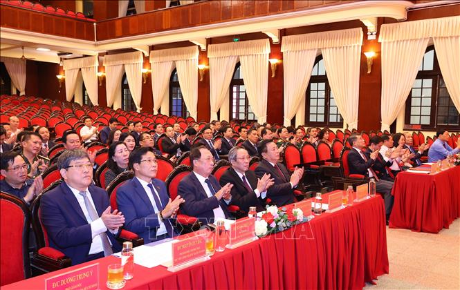 Lãnh đạo Đảng, Nhà nước với các học viên tại Lễ bế giảng. Ảnh: Văn Điệp - TTXVN