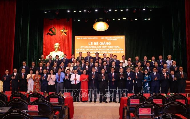 Lãnh đạo Đảng, Nhà nước với các học viên Lớp Bồi dưỡng, cập nhật kiến thức, kỹ năng đối với cán bộ quy hoạch Ủy viên Ban Chấp hành Trung ương Đảng khóa XIV (Lớp thứ nhất). Ảnh: Văn Điệp - TTXVN