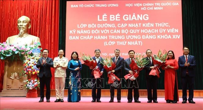 Ban Tổ chức Lớp học tặng hoa lãnh đạo Đảng, Nhà nước tại Lễ bế giảng. Ảnh: Văn Điệp - TTXVN