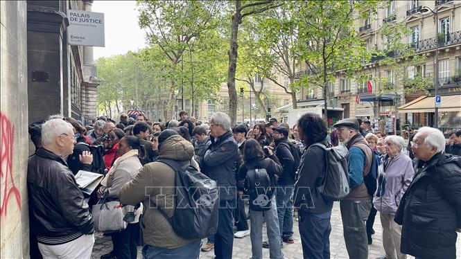 Đông đảo bà con kiều bào và bạn bè Pháp tham dự phiên tòa phúc thẩm Paris ngày 7/5/2024. Ảnh: Thu Hà - P/v TTXVN tại Pháp