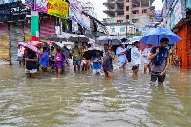 Cảnh ngập lụt sau những trận mưa lớn tại Feni, Chittagong, Bangladesh, ngày 22/8/2024. Ảnh: Getty Images/TTXVN