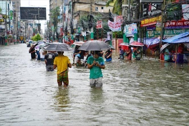 Cảnh ngập lụt sau những trận mưa lớn tại Feni, Bangladesh. Ảnh: Getty Images/TTXVN