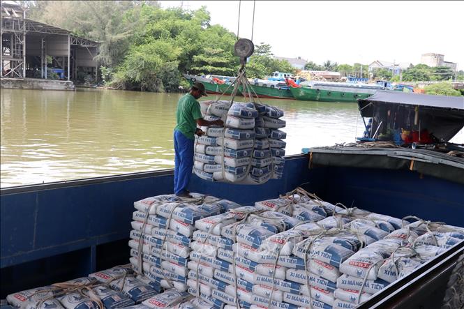 Handling cement from the factory of Ha Tien Cement Joint Stock Company in Kien Luong district, southern province of Kien Giang. VNA Photo: Lê Huy Hải