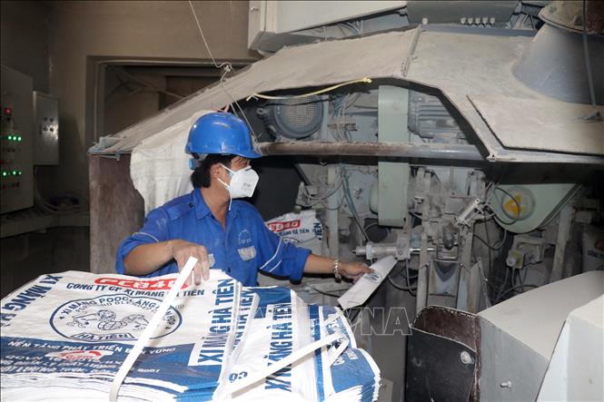 Processing cement at Ha Tien Cement Joint Stock Company in Kien Luong district, southern province of Kien Giang. VNA Photo: Lê Huy Hải