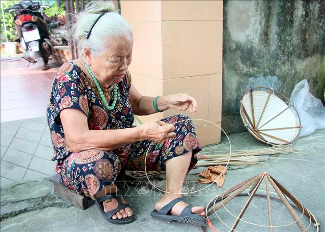 Người dân Đào Khê, xã Nghĩa Châu, huyện Nghĩa Hưng, tỉnh Nam Định vẫn duy trì và phát triển nghề làm nón lá. Ảnh: Nguyễn Lành - TTXVN
