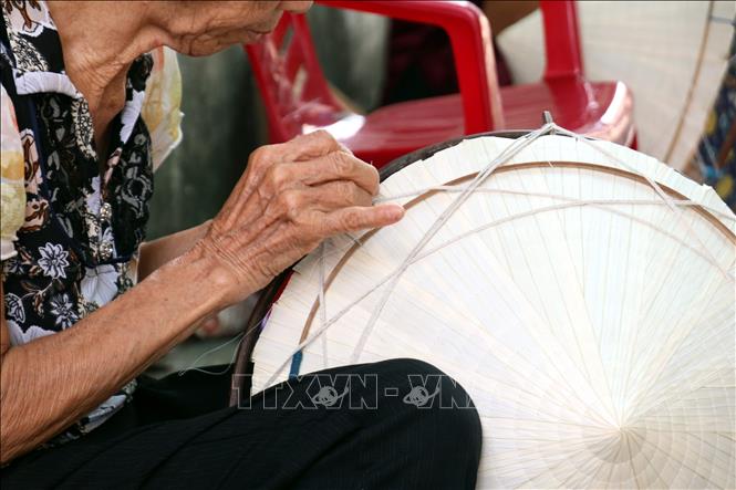 Chiếc nón lá được làm từ bàn tay khéo léo của người dân Đào Khê, xã Nghĩa Châu, huyện Nghĩa Hưng, tỉnh Nam Định. Ảnh: Nguyễn Lành - TTXVN