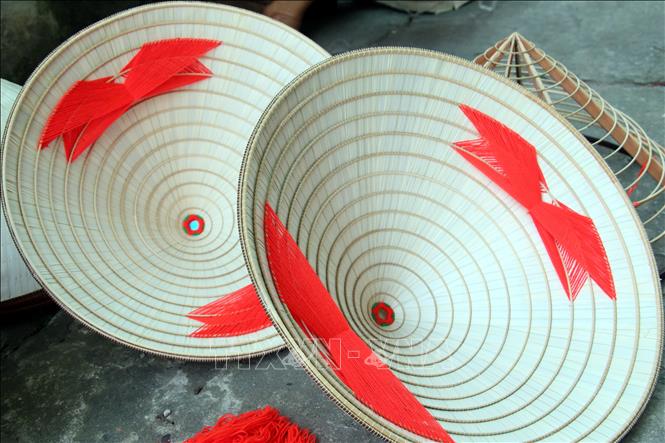 Chiếc nón lá được làm từ bàn tay khéo léo của người dân Đào Khê, xã Nghĩa Châu, huyện Nghĩa Hưng, tỉnh Nam Định. Ảnh: Nguyễn Lành - TTXVN