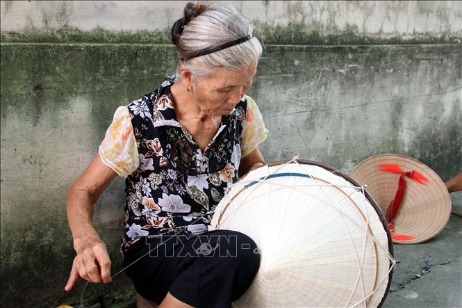 Người dân Đào Khê, xã Nghĩa Châu, huyện Nghĩa Hưng, tỉnh Nam Định phát triển nghề làm nón lá. Ảnh: Nguyễn Lành - TTXVN