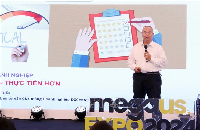 Ông Phí Anh Tuấn, Trưởng ban Chuyển đổi số mảng doanh nghiệp của DXCenter, tham luận về chuyển đổi số trong doanh nghiệp. Ảnh: Xuân Khu-TTXVN