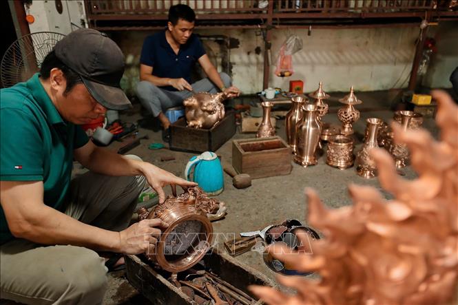 Các công đoạn sản xuất đồng Ngũ Xã đều được làm thủ công, đòi hỏi người thợ phải có tay nghề cao, sản phẩm làm ra mới bảo đảm chất lượng. Ảnh: Minh Quyết - TTXVN