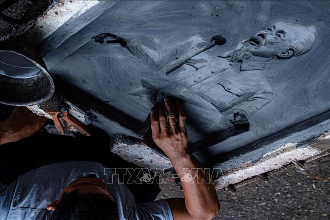 Người thợ tỉ mỉ từ khâu làm khuôn cho sản phẩm. Ảnh: Phạm Tuấn Anh - TTXVN