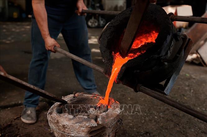 Tới nay, dù nghề đứng trước nguy cơ bị mai một, thế hệ con cháu của dân làng Ngũ Xã vẫn kiên trì học hỏi rèn luyện, kế thừa những tinh hoa của cha ông đã được lưu truyền hơn 400 năm, từ đó, nỗ lực đóng góp những tác phẩm nghệ thuật cho nền văn hóa Việt. Ảnh: Minh Quyết - TTXVN