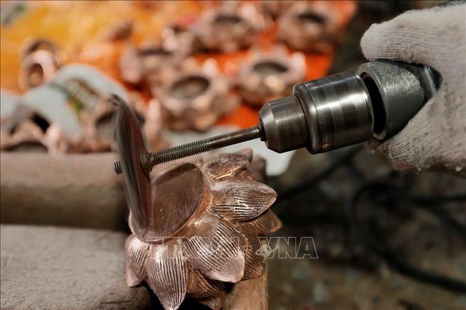 Các sản phẩm đồng Ngũ Xã luôn được coi là hình mẫu về nghệ thuật và chất lượng kỹ thuật. Ảnh: Minh Quyết - TTXVN